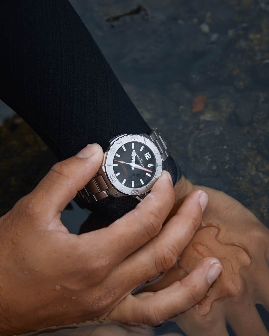 Hamilton Watchさんのインスタグラム写真 - (Hamilton WatchInstagram)「Whether you are exploring the depths of the sea or rocky beaches, legibility is key. Our Khaki Navy Frogman Automatic sports an ultra-readable dial with touches of Super-LumiNova® to ensure precise readings under any circumstances.  #hamiltonwatch #watch #new #watchoftheday #diving #ocean」5月30日 22時00分 - hamiltonwatch