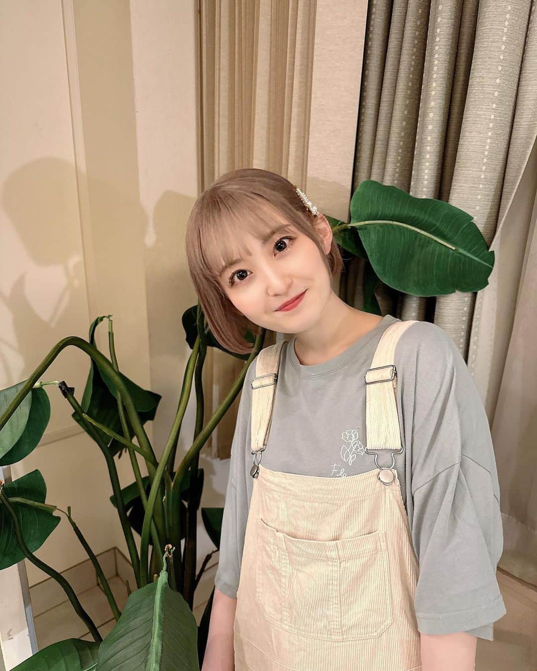 白井真緒のインスタグラム：「こーゆうカジュアルな服装もするんだよ??🐄🌱 ⁡ ⁡ ⁡ #カジュアルコーデ #カジュアル #サロペット #ハイトーンカラー #ハイトーンボブ #ボブ #色白女子」