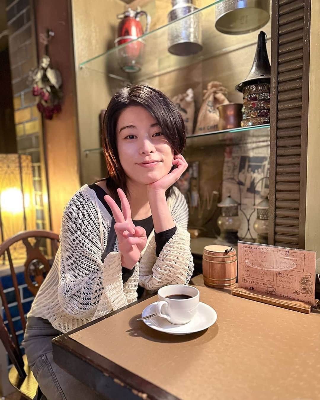 あなたがしてくれなくてものインスタグラム：「． 🫧オフショットをお届け🫧  カフェ肆のセットでくつろぐ #さとうほなみ さんを発見📸  #あなたがしてくれなくても ８話では三島に 大きな動きが…？  📣 ７話の #TVer 見逃し無料配信は 　　次回放送まで！ 　　まだの方ももう一度見たい方も 　　お見逃しなく👀✨ 📺１〜３話も変わらず無料配信中 　　プロフィール欄のリンクからチェック！」