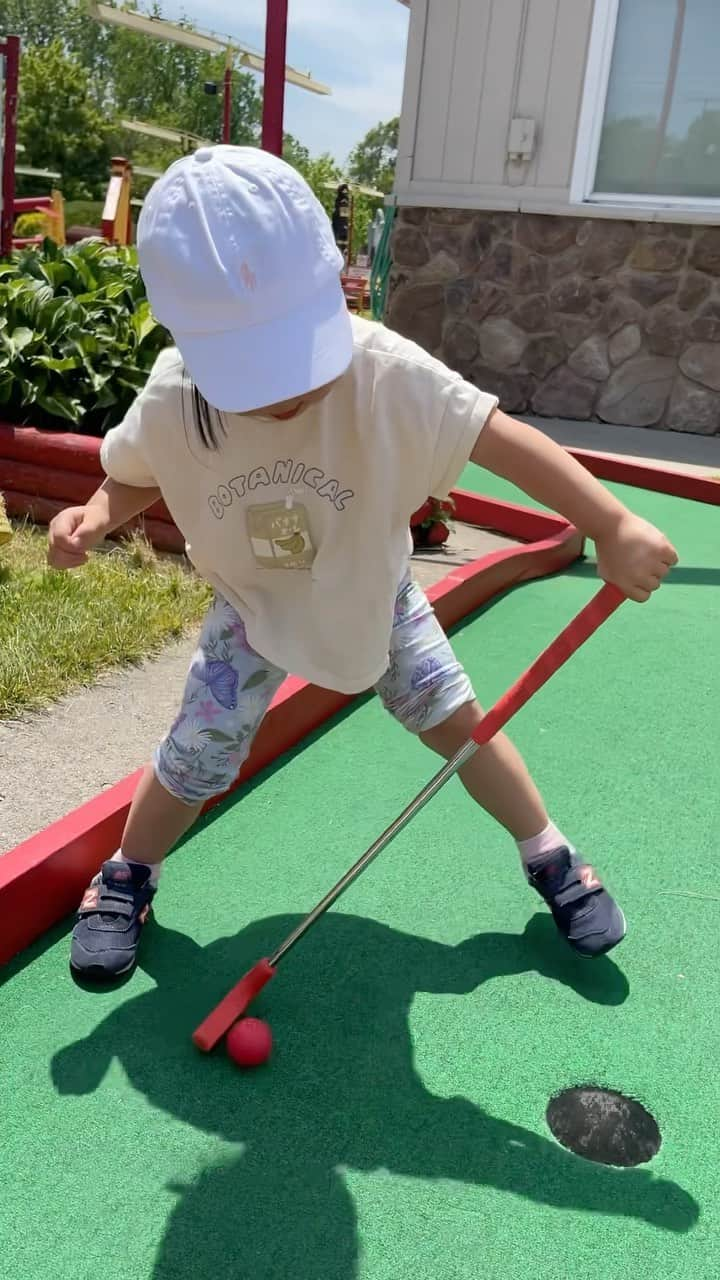 ぽるママのインスタグラム：「. . もーめちゃくちゃや🥳⛳️👐🏻笑  帽子は脱げるし🧢 シュートしてるし🦵🏻⚽️  ふわが自由にやってる間みゆは はやく打ちたい気持ち抑えて待ってるのに、 『ふわ楽しいねぇ。』って声掛けしてて みんなで楽しめて母はとても感動したよ🥲💖  #パターゴルフ #激ハマり家族 #毎週やりたい」