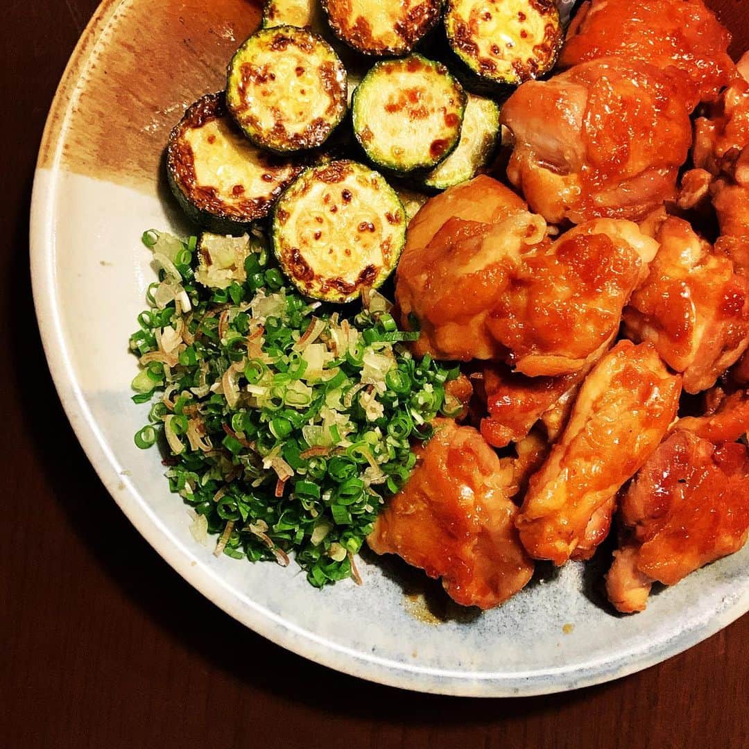 志摩有子さんのインスタグラム写真 - (志摩有子Instagram)「夏仕様のガリバタチキン。パンチのある甘辛味に薬味ミックスを添えてさっぱりと。付け合わせはよね子農園　@masaru.hirokawa の立派なズッキーニ。 これも夏に美味しい野菜。  #ガリバタチキン #夏のガリバタチキン #arikoの家和食 #今夜も茶色めし」5月30日 22時02分 - ariko418