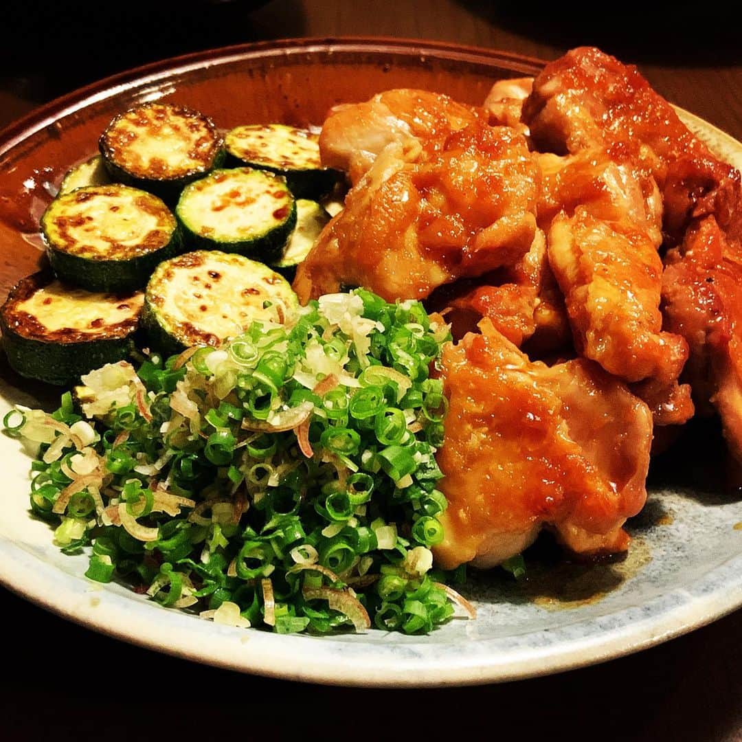 志摩有子さんのインスタグラム写真 - (志摩有子Instagram)「夏仕様のガリバタチキン。パンチのある甘辛味に薬味ミックスを添えてさっぱりと。付け合わせはよね子農園　@masaru.hirokawa の立派なズッキーニ。 これも夏に美味しい野菜。  #ガリバタチキン #夏のガリバタチキン #arikoの家和食 #今夜も茶色めし」5月30日 22時02分 - ariko418