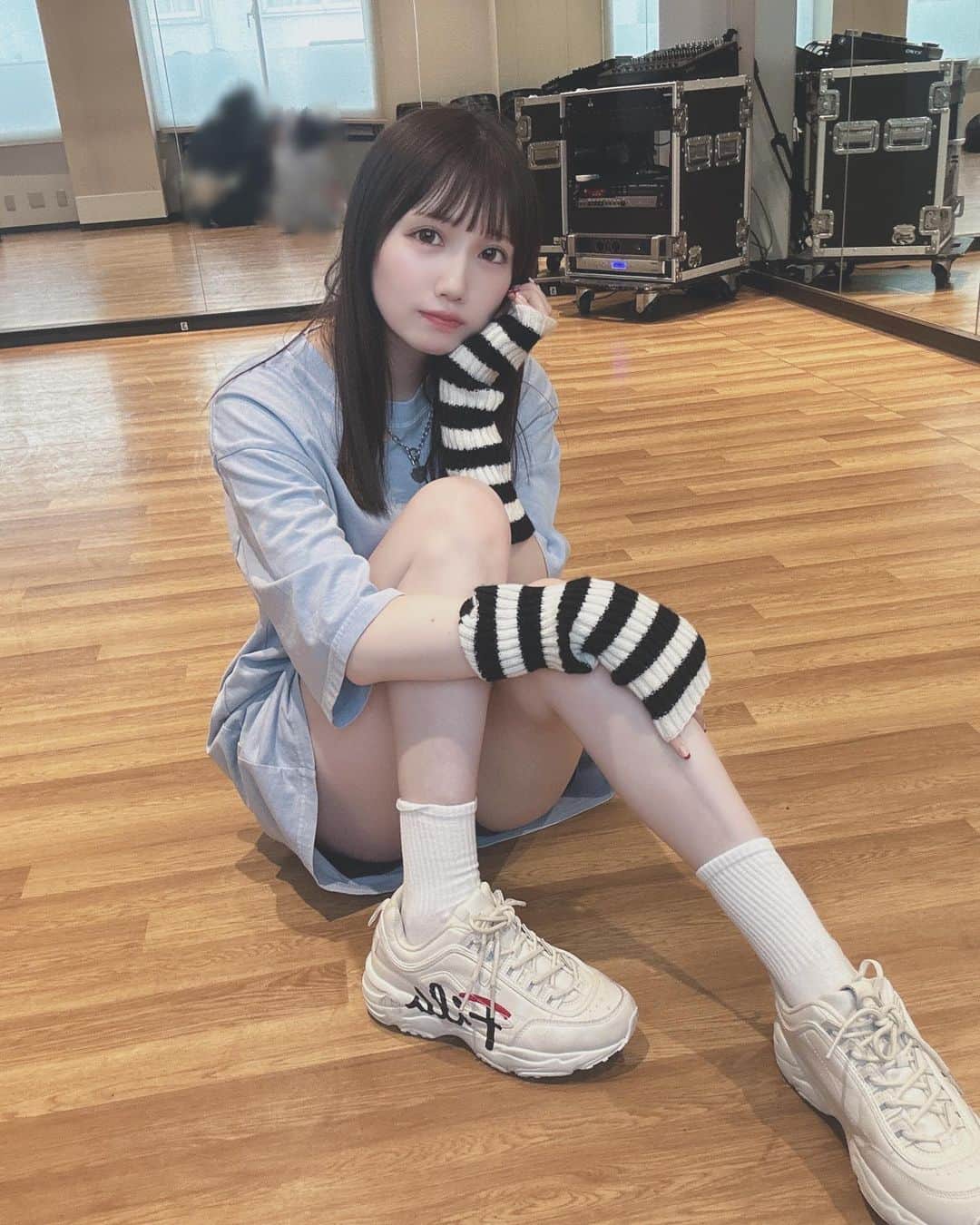 のインスタグラム：「靴下のねじれがとても気になる。  #japanesegirl #japaneseidol  #色素無 #いいね返し #follow #fashion  #instagood#アームカバー #アームウォーマー #fila#スニーカー#ダンスレッスン #スニーカーコーデ #スニーカー女子#足フェチ」