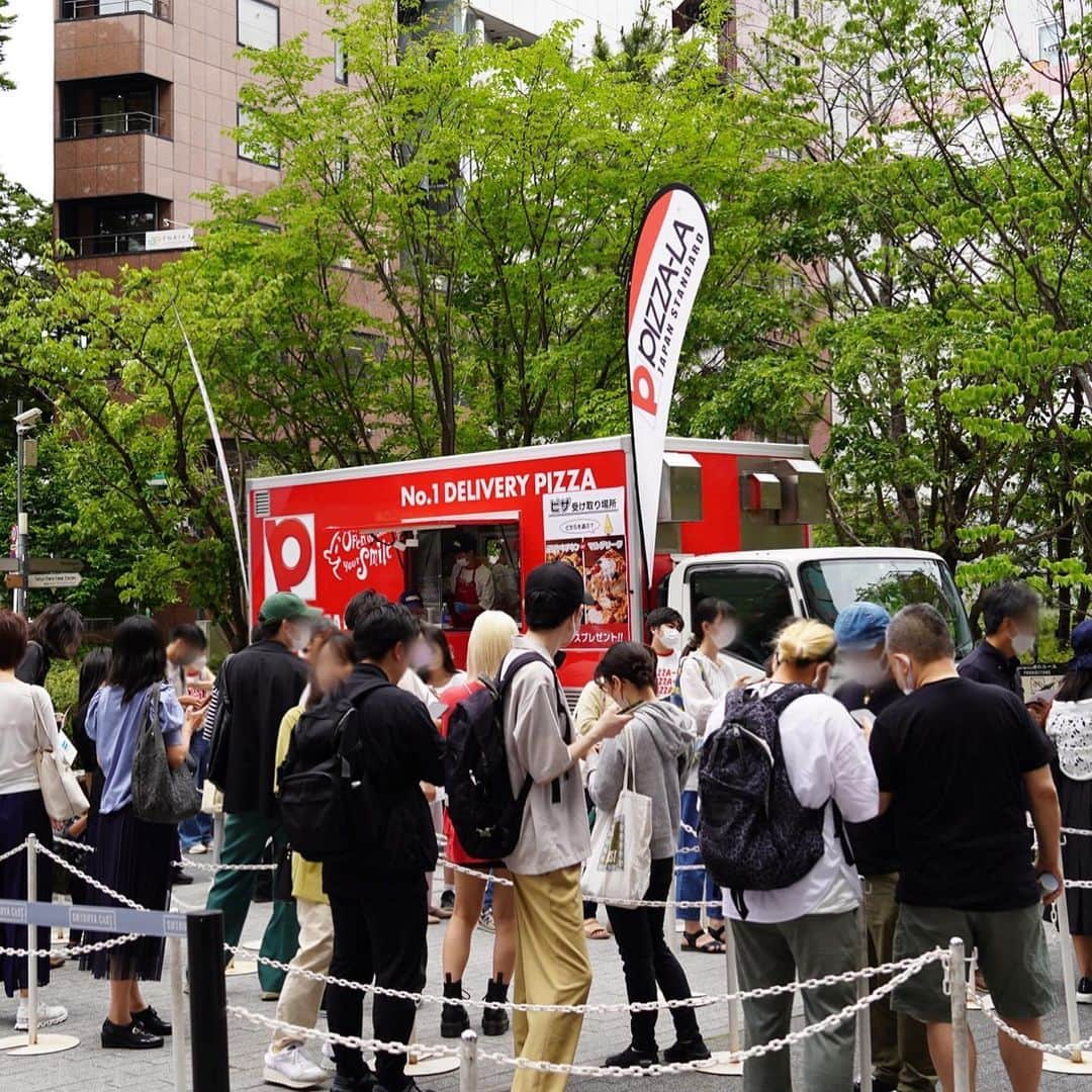 ピザーラさんのインスタグラム写真 - (ピザーラInstagram)「【ピザーラが食べたくなったらコメント欄に🍕を書いてね！】  \ #ピザバスでピザーラお届け！ /  5/28（日）渋谷キャストにて、ピザーラのピザを無料配布するイベントを開催しました🙌🏻  イベントは大盛況🥰 来てくださった方々、お写真にご協力くださった方々、皆様ありがとうございました🎶  ピザーラではこれからも、楽しいイベントや企画をお届けします🍕 これからもよろしくお願いします🥳  ------------- ピザーラ公式アカウントでは、PIZZA-LAのお得な最新情報をお届けしています🍕  皆さまもぜひピザーラを食べた際には #ピザーラ#ピザーラお届け のハッシュタグをつけて感想を教えてくださいね✨ お写真をご紹介しちゃうかも？😆 投稿、お待ちしています♪  #ピザ #デリバリー #pizza #deliveryfood #イベント #渋谷 #渋谷キャスト #渋谷イベント」5月30日 22時03分 - pizza_la_official