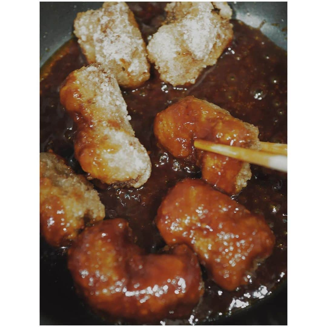 JUNNAさんのインスタグラム写真 - (JUNNAInstagram)「🍗  本日の夫弁当...  ピリ辛ヤンニョムソイミートが主役のお弁当  高タンパク質で低カロリー、イソフラボンや食物繊維も豊富で腸内環境の改善なども期待できるソイミートを使ったメニュー！  結婚前、一人暮らしの夫の家で初めて何か作る！となった時キッチンに常備されていたのはミンチや、固形のソイミートたち。 初めて彼に作る手料理...ソイガパオのリクエスト🫨初めて扱うソイミート🫥  調理方法を携帯で調べながらドキドキして作った思い出...💓  彼にちょっとしたお礼を探していた時に見つけた @loveg_official   ライフスタイリストとして活躍されている @otayukari  さんがディレクターを務めるブランド  🌿 LOVE+VEGETABLE = LOVEG  LOVEGはプラントベースカフェ「ORGANIC TABLE BY LAPAZ」がプロデュースする、ヴィーガンで無添加の大豆ミートブランド  ソイミート好きにプレゼントするならこれだ！とシーズニングソースをプレゼントした思い出...😌  その後から、ちょくちょくソイミートを使ってお料理をする様になり、いくつかのブランドのソイミートを試しながら、中には香りが苦手なもの等もあって、辿りついたお気に入りのソイミート！LOVEGはジューシーでふっくらしていてとっても美味しい。私はこのビジュアルにもテンションがあがります。  (夫曰く)お弁当にいれても匂いを気にせずに美味しく食べられる。  夫のお弁当リクエスト ・極力野菜中心 ・加工肉は避けたい ・タンパク質摂りたい  を叶えるソイミート我が家ではスタメン💪  夫は スタバではソイミートのサンド モスバーガーではソイモス野菜バーガー ドトールでは大豆ミートバーガー  をオーダー  #LOVEG#ソイミート#ソイミート唐揚げ#唐揚げ#ヤンニョム#無添加#大豆#大豆ミート#お弁当#お弁当おかず」5月30日 22時04分 - junna