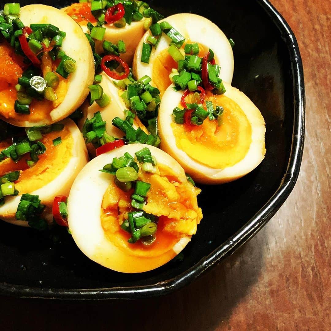 志摩有子さんのインスタグラム写真 - (志摩有子Instagram)「昨日市場近くの鶏卵場で購入した美味しい卵をニラタレ煮卵に。おつまみにぴったり。 こちらもまきちゃん先生　@makichanshokudo に教えてもらったレシピ。コチジャンが隠し味の甘辛味に刻んだニラをたっぷりと。  #煮卵 #煮卵レシピ #煮卵大好き #ニラダレ #簡単おつまみ #常備菜　#つくおき」5月30日 22時08分 - ariko418
