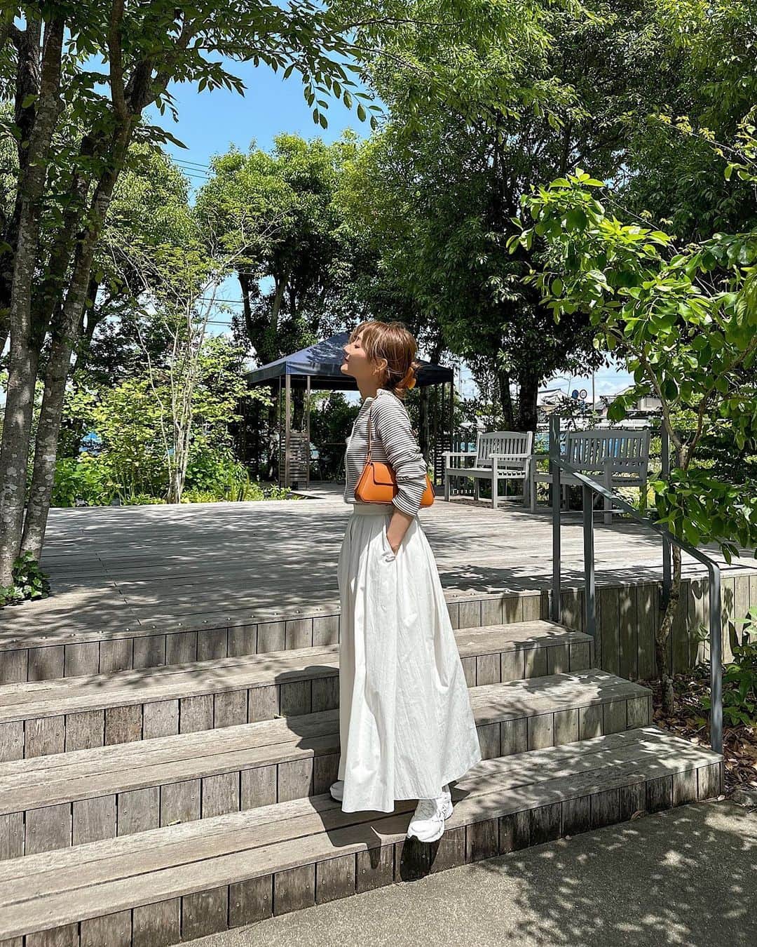 小川陽香のインスタグラム：「しふく〜！👟🌼 ㅤ ㅤㅤ 🏷 ＿＿＿＿＿＿＿＿＿＿＿＿ cardigan / @laurenhi_japan  skirt / @plage_jp  bag / @zara  sneaker / @newbalance   ㅤㅤ ボリュームのあるスカートにスニーカーだったので トップスin、バックの丈短め、髪の毛アップ🫶🏻 下半身ガバー＆下重心にならないようにした 骨格ウェーブコーデです✌🏻🤍」