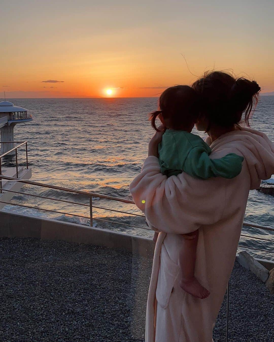 湯浅喬子さんのインスタグラム写真 - (湯浅喬子Instagram)「先日家族でゆっくりしに白浜にある @keyterrace_hotelseamore 🍃  プライベートサウナと露天風呂と水風呂のある リニューアルしたばかりの sauna house onへ🧖‍♀️  普段なかなか行けないサウナだけど交互に入れて楽しめました✨  整いながら見れるサンセットが絶景🫶  最大8名まで借りれるみたいなので 次は大人数で行きたい💘  あとバレルサウナとインフォニティプールも 景色が綺麗すぎた✨  次回は入りたい🙋‍♀️✨  #keyterrace #hotelseamore #ホテルシーモア」5月30日 22時11分 - kyorco