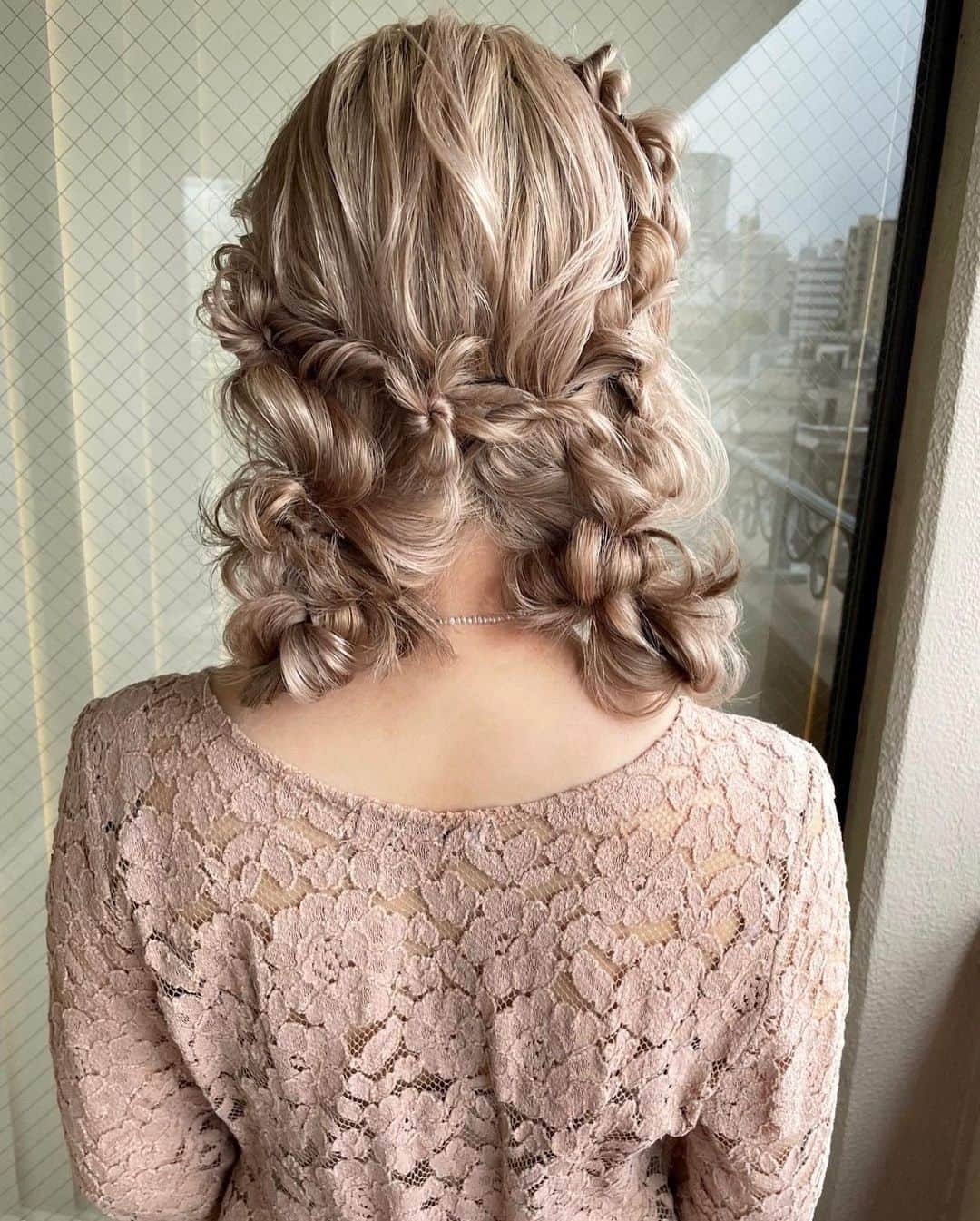 Tomoya Tamadaさんのインスタグラム写真 - (Tomoya TamadaInstagram)「ツイン編みアレンジ💕💕 weddingでの出張ヘアメイク 前撮りヘアメイク、お呼ばれヘアセットのお問い合わせ、 プラン内容のご確認やご予約は @tama_hairmake プロフィールリンクのホームページから 受け付けておりますのでご連絡お待ちしております。  全国出張も受け付けておりますので ご予約以外でも、出張ヘアメイクのご相談、お見積もりなどもお気軽にお問い合わせくださいませ。  =-=-=-=-=-=-=-=-=-=-=-=-=-=-=-=-=-=-=-=-=-=-  【 鹿児島限定 前撮りプラン、フォトウェディング撮影 】  次回の開催予定は ⭕️2023年7月内の期間。 上記での日程の募集となります。 只今、期間限定の特別価格で前撮りプラン、 フォトウェディングのご予約お受けしております。  ご予約、プラン等の詳細のお問い合わせは @_lumiere_k の ホームページ又は、DMまでご連絡お待ちしております。  (※こちらのフォトプランは @_lumiere_k にご連絡後、 ご予約されたお客様限定のフォトプランとなりますので ご了承の程、宜しくお願い致します。)  ＿＿＿＿＿＿＿＿＿＿＿＿＿＿＿＿＿＿＿＿＿＿＿＿＿＿  【 現在、募集中のセミナー 】  ●6月13日(火曜日)  東京  ●6月19日(月曜日)  名古屋  ●6月20日(火曜日)  名古屋  ●7月10日(月曜日)  岡山  ●7月11日(火曜日)  岡山  当日の詳細、ご応募に関しましてはホームページの 「セミナー告知」に記載しておりますので ご応募お待ちしております☺︎  ＿＿＿＿＿＿＿＿＿＿＿＿＿＿＿＿＿＿＿＿＿＿＿＿＿＿  開催告知しているセミナー以外でも 個人様、企業様へ向けた臨店講習も行なっております。 臨店講習のお問い合わせは、こちらから宜しくお願い致します。  LINE ID ➡️ @ntb4770x  雑誌、広告、web撮影などのご依頼もお気軽にお問い合わせ下さいませ。 ご依頼に関するお問い合わせは、ホームページの 「お問い合わせ」からご連絡お待ちしております。  #ウェディング#ブライダル#花嫁#結婚式#結婚式準備#前撮り#和装#和装前撮り#weddingphoto#ウェディングフォト#プレ花嫁#プレ花嫁さんと繋がりたい#プレ花嫁準備#2023春婚#2023夏婚#2023秋婚#鹿児島花嫁#東京花嫁#ウェディングヘア#ブライダルヘア#ヘアアレンジ#ヘアメイク#花嫁ヘア#ウェディングドレス#weddinghair#bridalhair#新娘化妝#新娘秘書#新娘髮型#웨딩」5月30日 22時16分 - tama_hairmake