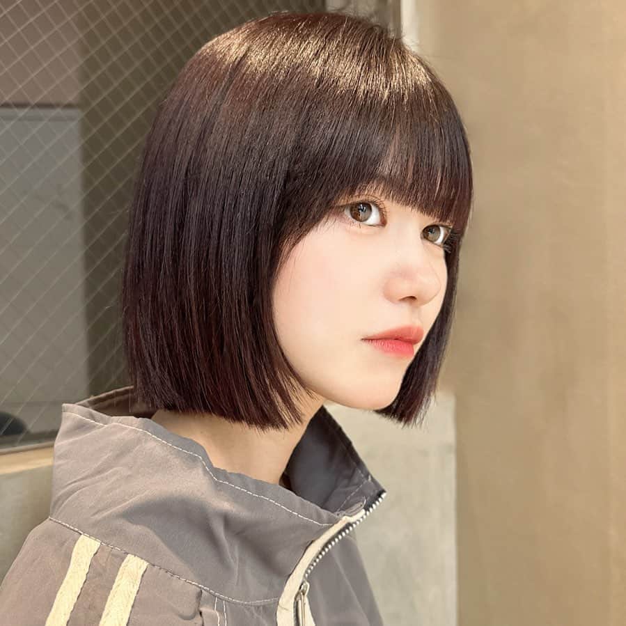 土光瑠里子のインスタグラム：「美容室行ってきたよう〜  伸びた分切って、少し赤色入れてもらったよ〜( ¨̮ )かわいい  #ボブ#ヘアカラー#暗髪#instagood#japanesegirl#前髪カット」