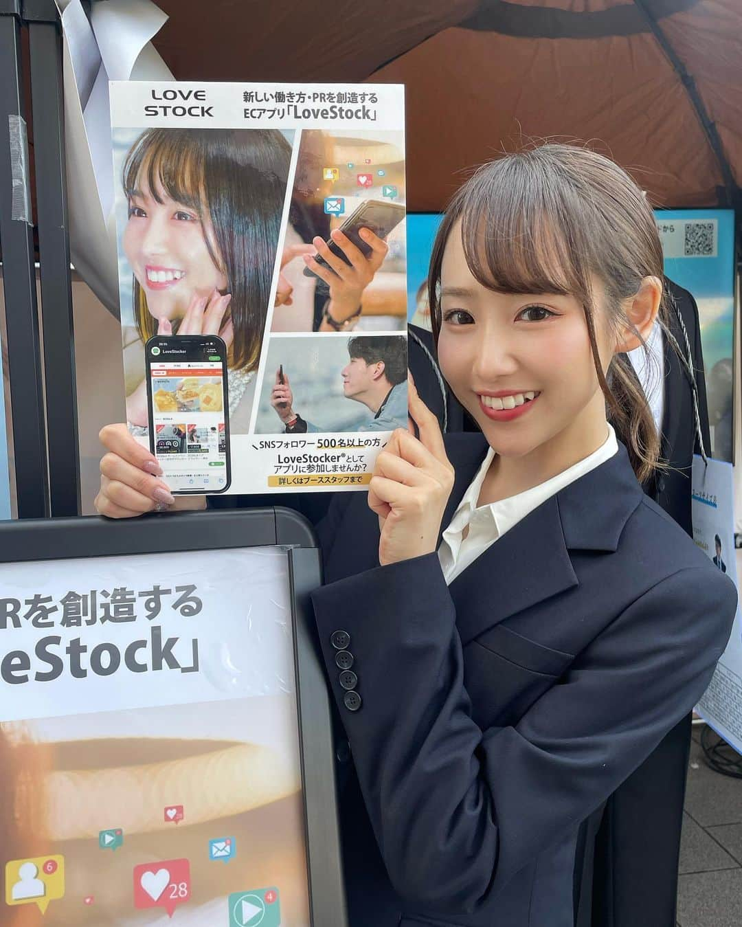 丸りおなのインスタグラム：「.  2023.05.27  【 自由が丘グリーンマルシェ2023】  通販サイトラブストックで販売しているOTTORINOスーツを着ていました🖤  撮影前に @seagreen_pinklagoon @shio_pinkeye さんに マツエクしてもらったよ〜♡ いつも可愛くしてくれてありがとうございます！！  #スーツ　#スーツ姿 #スーツ女子 #スーツスタイル #スーツ男子 #リクルートスーツ #スーツコーデ #ワイシャツ　#制服 #就活 #就活スーツ　#新入社員 #ポニーテール #ポニーテール女子 #ポニテ　#ポニーテールアレンジ #ラブストック #丸りおな　#まるりお」