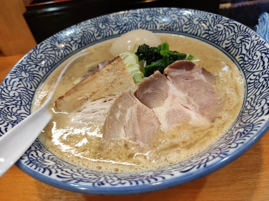 つけMen野郎のインスタグラム：「蛤豚骨らーめん醤油 味玉入り 中華そば円月 飯も食わずに22時…腹が減って不時着。蛤豚骨ってワードに惹かれて醤油味。確かに蛤と豚骨の双方が感じられ、今まで味わったことのない豚骨味。なるほど〜。麺は中細麺でムチッとした食感あり。卓上が充実していて、柚子胡椒や黒七味や昆布酢でどれも味変要素強くて元を忘れるくらいに味変えちゃった。」