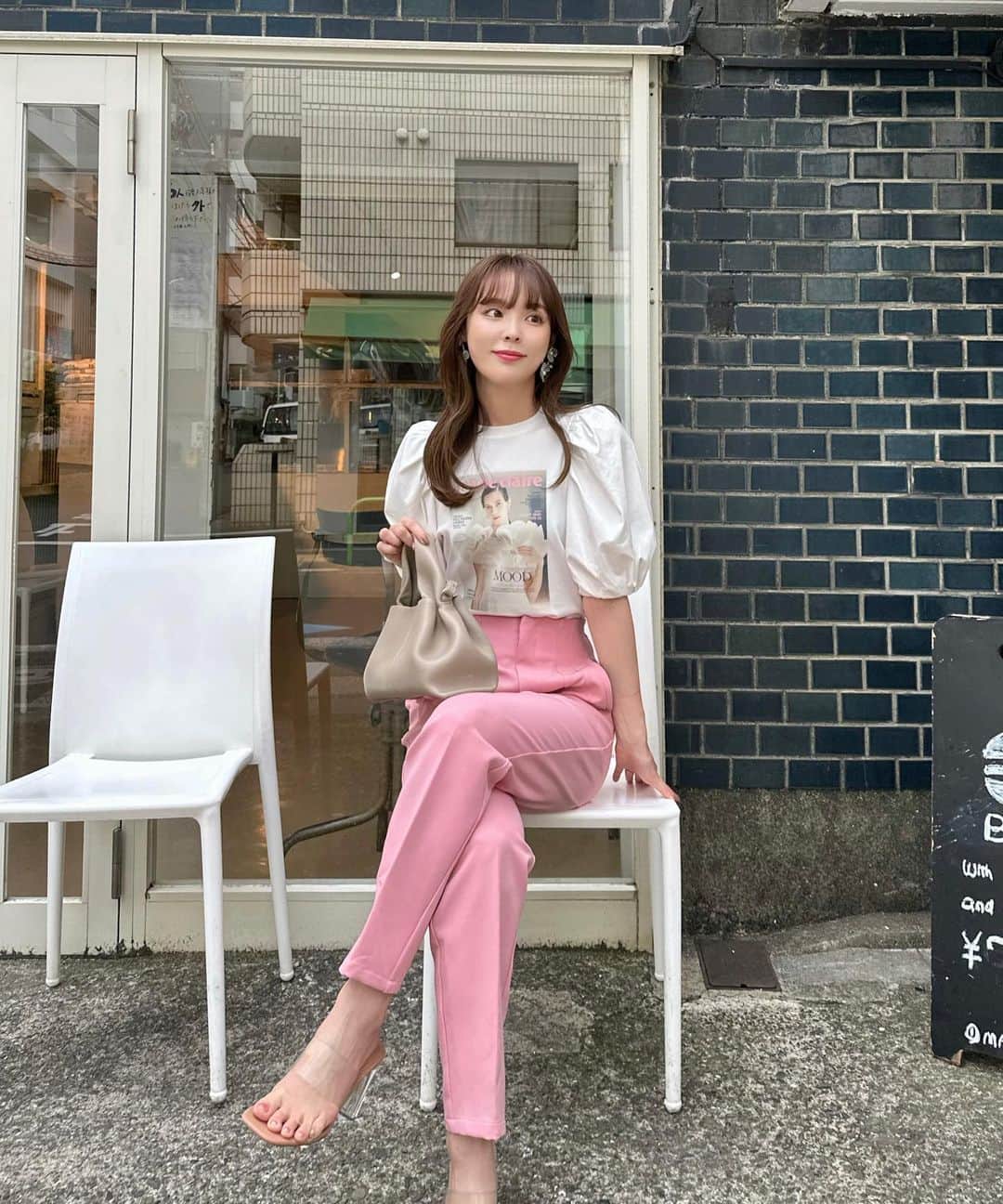 磯田 ひかる(Hikaru Isoda) のインスタグラム：「こんばんは🫶🩵  昨日寝るの遅くなっちゃって、睡魔に襲われながら投稿🫠 完全な朝方人間です☀︎  みなさんはどんな一日でしたか？♡  この日のコーデは @marieclairejp コラボプリントTがポイントでした💕 着ていくと褒められ率高い🪽🪽  テーパードパンツはピンクを選ぶと甘めコーデにも合わせやすい🎀  【着用アイテム】 Tops @celford_official @usagionline  marie claire×CELFORD Collaboration　Tシャツ サイズ 36 ¥13,750  Pants @zara  bag @polene_paris  Shoes @zara   ------------------------------ picaru：162cm / 骨格ウェーブ 1st ブライトスプリング 2nd ブライトサマー  大人可愛いスタイルアップコーデ ヘアメイクを合わせた トータルスタイリングを提案🤍  不定期にストーリーで ファッションお悩み相談募集中🥰 ------------------------------  他の投稿を見る→【@picaruuu】  #usagionline #ウサギオンライン」