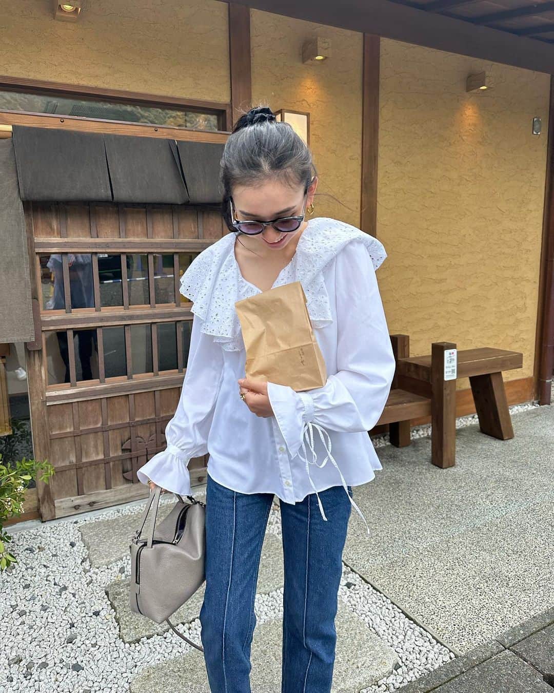 鈴木詩織のインスタグラム：「DMでもよく質問頂いていたこちらのブラウスは @neuem_official です♡ とっても可愛い@babydokoro さんのブランドなのです🥰  静岡旅で着てました🤭 大きい襟が可愛くて、カーディガンと合わせたときに襟だけひょこっと出るのもまた好きでした🤍✨  デニムは @herlipto の展示会でオーダーしたもの👖 ポケットのデザインがかわいいのです💋  herliptoがプロデュースしている @rosier_by_hlt のナイトブラとランジェリーがこれまたバストのかたちが綺麗になるので良かったです☺️🖤  ⁡  #shiorin_styling#neuem#herlipto#rosier#ノエン#ハーリップトゥー#ロジアバイハーリップトゥ」