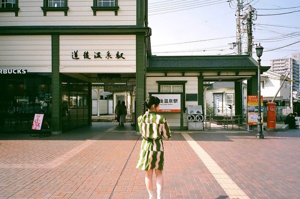 のインスタグラム：「B.L.T. 7月号 オフショット  道後温泉駅編🚃  深緑の駅と緑の衣装が偶然にも合っていて素敵な雰囲気に撮影出来ました🌲」