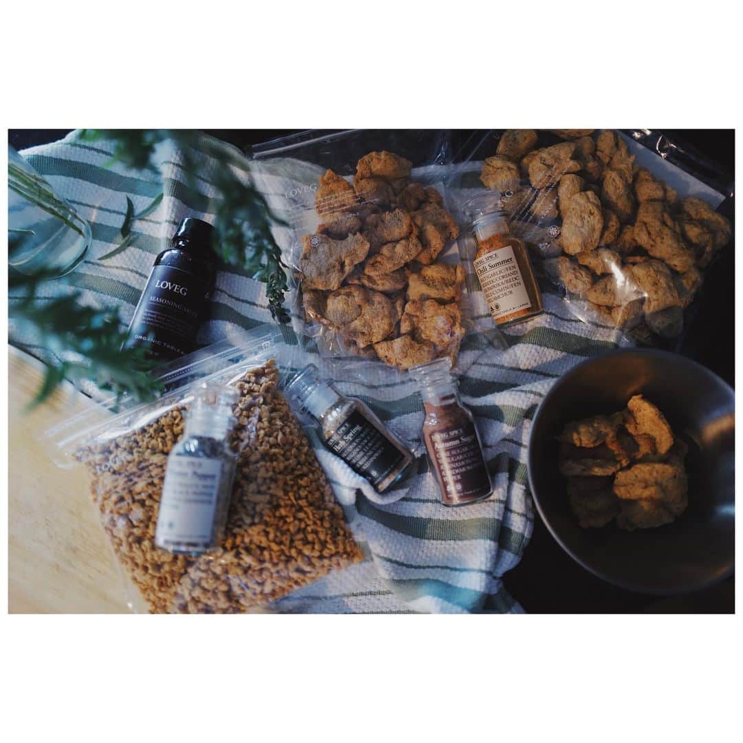 JUNNAさんのインスタグラム写真 - (JUNNAInstagram)「🌿  美味しいソイミートの話しの続き...  そぼろタイプは野菜たっぷりのハンバーグに。 これもお弁当にピッタリ。作り置きにも◎  平たいタイプは生姜焼きに。  先日 @liveglen_ がお勧めしてくれた @loveg_official  シーズニングも仲間入りさせて。キッチンには何も出したく無い派ですが、このシーズニングは可愛くて並べたくなっちゃう...  #大豆#大豆ミート#ソイミート#シーズニング#LOVEG#キッチン#お弁当#お弁当おかず#junna🏠」5月30日 22時20分 - junna