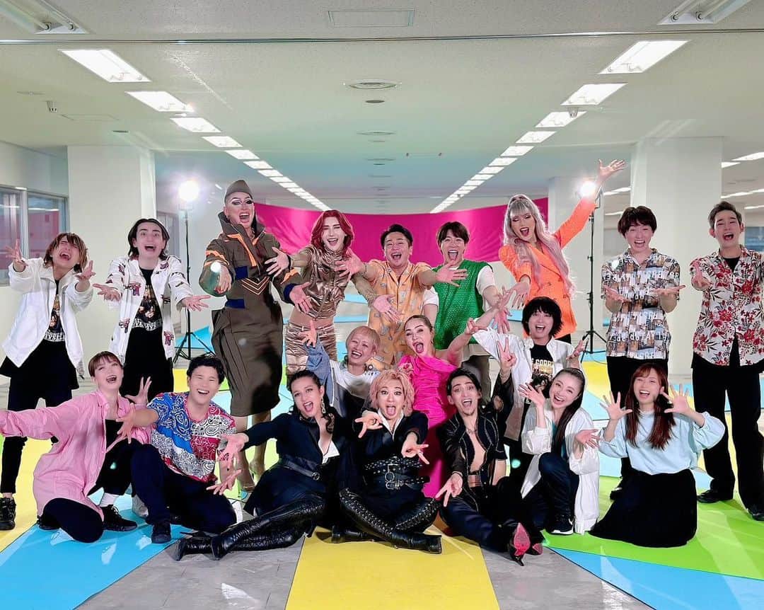 のインスタグラム：「一生忘れることのできない最高な1日を過ごさせていただきました。 「いつか関わってくれた仲間を集めてMVを撮りたいね」なんて結成から間もない時に話してたそんな日が、まさか本当に来るなんて。  New Single 「オワッテンネ」MVがついに公開されました🥹🎊🎉 もう観てくれた？  とにかくカラフルでノリノリでパンチがあって🌈  エンガブ史上最高傑作のMVだと私は思ってます。  快く参加してくれた @ta2yahamasaki  @2st_yuki  @masaki_durian  @i_am_hito.chin  @yuuri_fukuse  @kimgyutae_official  @zuttijapanese   本当にありがとう❤️ いつか他にもコラボしたことのある皆様と撮影できたらいいな🥰  そして協力してくれたダンサーの皆様❣️ 振付してくださった EBATOさん、Chioにも大感謝🙏💖  音楽は人の縁を繋ぐね🫶 まだ観てない方は絶対観てね💋  皆様の想いも乗せて。 この曲を引っ提げて6代都市ツアー周ります。  お楽しみにね💋  #オワッテンネ #ENViiGABRIELLA #Takassy #HIDEKiSM #Kamus #エンガブ  #ENGAB #ENGA部 #エンガ部 #GAVii」