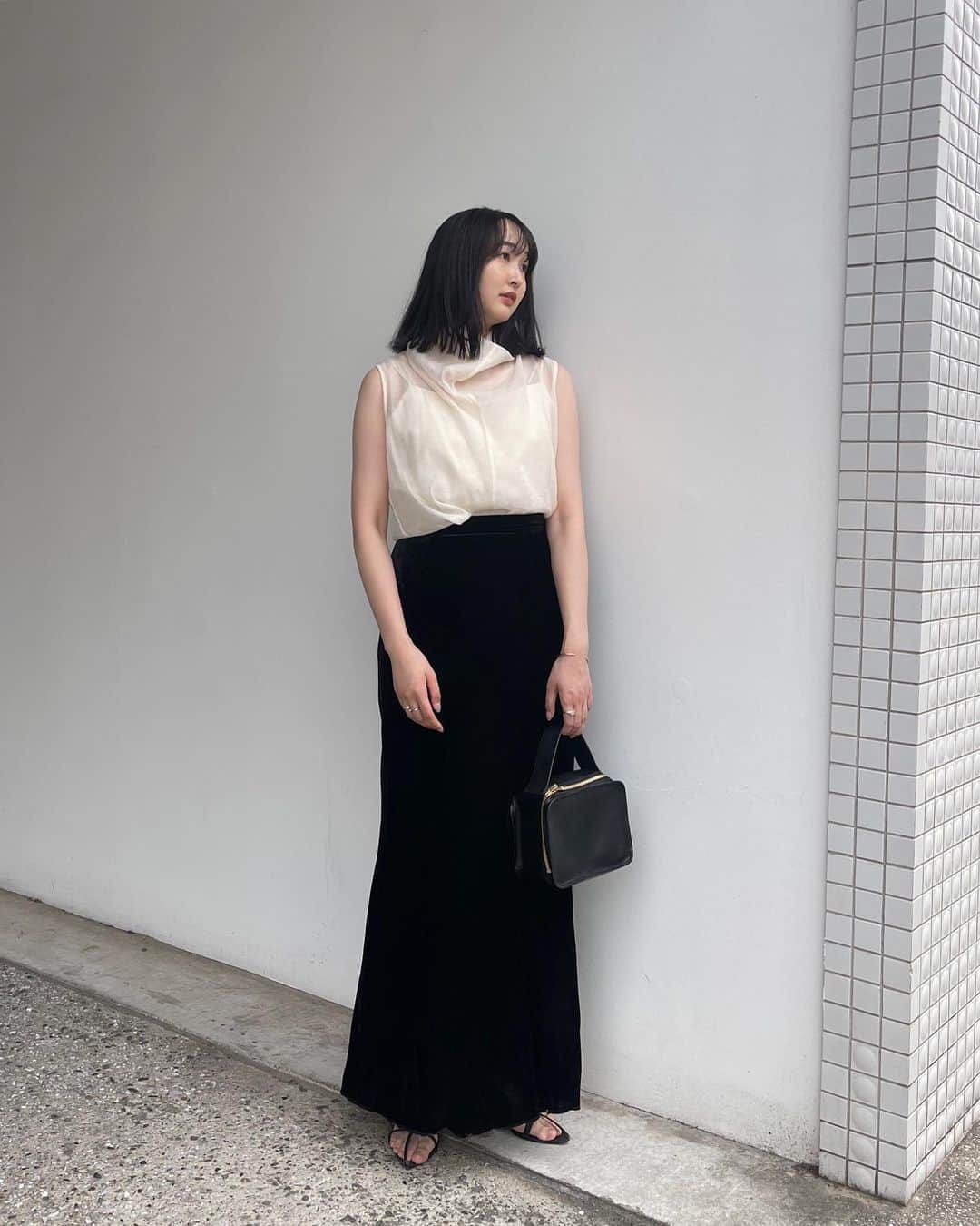 のインスタグラム：「ootd  tops @fray_id  skirt @clane_official  bag @_lifestylist_  🖤 ここ最近のコーデの中でお気に入りでした♡  そして光に当たると透けるような柔らかな色合い 落ち着いたグレージュカラーにしてもらいました このパツッと切った感じも好きです🤍 @kotone_kuno  ありがとうございますー♡  #frayid#clane#ootd」