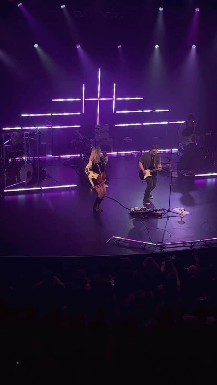 ローレン・グレイのインスタグラム：「cannot believe my run on @hunterhayes red sky tour is over. thank u to hunter & everyone who made this show possible. til next time<3 luv u so much」