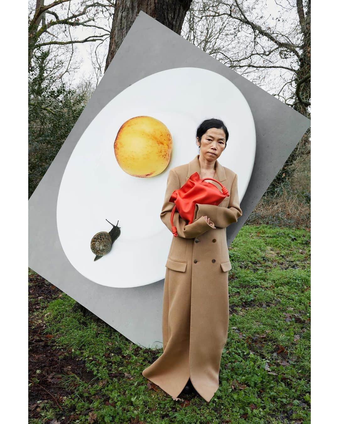 Loeweさんのインスタグラム写真 - (LoeweInstagram)「LOEWE Fall Winter 2023 precollection campaign featuring Koo Jeong A, ‘Leg, Snails & Peaches No. 43’, and the Flamenco clutch.  Photography Juergen Teller  #LOEWE #LOEWEFW23」5月31日 15時00分 - loewe