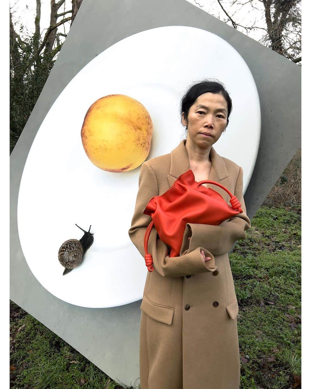 Loeweさんのインスタグラム写真 - (LoeweInstagram)「LOEWE Fall Winter 2023 precollection campaign featuring Koo Jeong A, ‘Leg, Snails & Peaches No. 43’, and the Flamenco clutch.  Photography Juergen Teller  #LOEWE #LOEWEFW23」5月31日 15時00分 - loewe