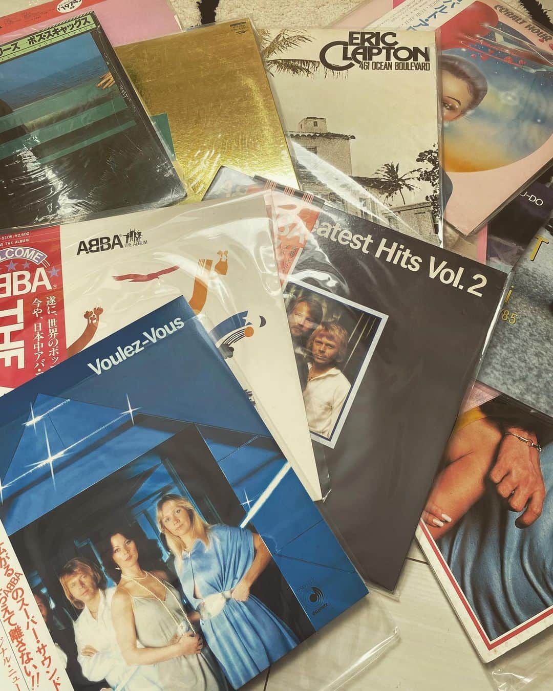 田中珠里さんのインスタグラム写真 - (田中珠里Instagram)「母と私のほんの一部のレコード達。 気付いたら沢山増えて レコード聴きながら大熱唱する 休日を過ごします。（至福）  好みしかないレコードショップを見つけまして、わたし必ず、まずABBAを探すからお店の方に覚えられまして、もう最新のABBAを差し出してくれます。 （いつもありがとうございます😀） #レコード #レコードのある生活」5月30日 22時26分 - shuritanaka_official
