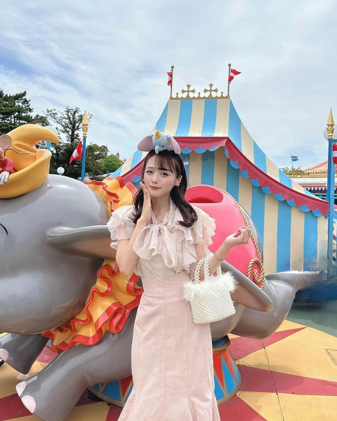 計良日向子（ひなひ）さんのインスタグラム写真 - (計良日向子（ひなひ）Instagram)「. ダンボのカチューシャ🐘🎀🛼 . . . 最近パークでダンボのカチューシャ つけてる可愛い子をたくさん見るから 私もダンボつけてみた🤣🤍 流行ってるのかな？💞 . . . お顔が乗ってるタイプのカチューシャ あんまりつけたことなかったけど 可愛いかは、今後このタイプの カチューシャも集めることになりそう🥹💸 . . . 👗トップス　@dazzlin_official . 👗スカート　@dazzlin_official . 👜バッグ　@_andante_shop . 👟スニーカー　@mercuryduo_com . . . . #ディズニーランド #ディズニーコーデ #ディズニーカチューシャ #ダンボ #ダンボコーデ #dazzlin #ダズリン #mercuryduo #マーキュリーデュオ」5月30日 22時27分 - kerahinako1105