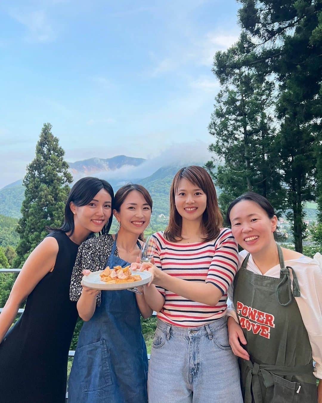 のインスタグラム：「cooking class at beautiful villa⛰♨️ かれこれ10年目になる @hana_usui 先生のお料理教室🍳 今年は箱根の貸別荘で総勢12人の賑やかな家族会になりました✨ 食材や調味料、美味しいお酒を持ち寄って先生が腕を振るってくださいました😍🍾✨  付き合いも長くなってきて、私たちはもちろんのこと旦那同士や子供同士も仲良くなり、皆で温泉やサウナを愉しみながら先生の美味しいお料理をノンストップで食べ続けられ最高の幸せの時間💕  1-2枚目は女性陣大好物のトリュフポテトと大涌谷との記念shot📸笑男性陣はサウナや暖炉にハマり、子供たちは仮面ライダーごっこに盛り上がっていました。 素敵な思い出になりました🥰  —— 📍神奈川県 箱根町/ Hakone, Kanagawa  ⛺️ #andalbumHAKONE　@andalbum.hakone  🗓2023.5 ——  #家族旅行 #料理教室 #女子旅 #箱根旅行 #貸別荘 #サウナ付き貸別荘 #andalbum箱根 #andalbum #hakone」
