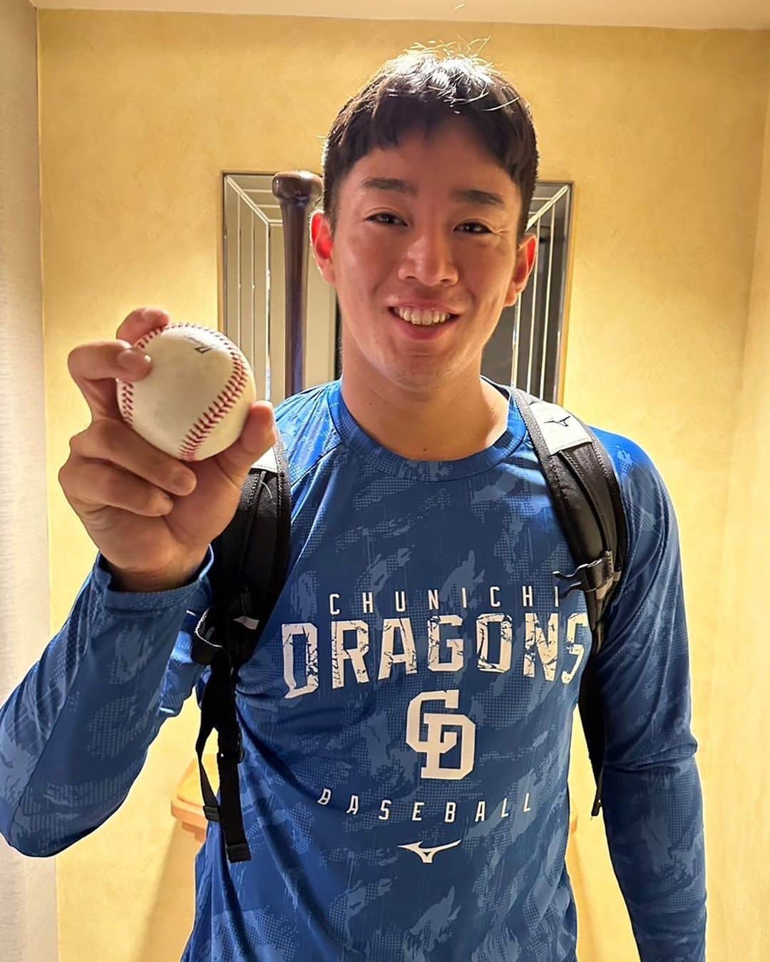 小田幸平のインスタグラム：「NICEホームラン⚾️ しかもバースデーホームラン⚾️ 明日からも打ちまくれ⚾️ #中日#ドラゴンズ#ソフトバンクホークス#福岡ぺいぺいドーム#鵜飼航丞#NICEホームラン#誕生日#頑張れ#はげch」