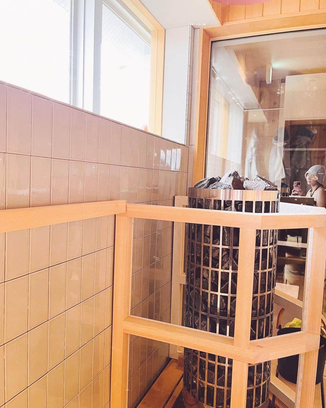 スザンヌさんのインスタグラム写真 - (スザンヌInstagram)「#カミノウラ307  @307.sauna   熊本市中央区、ど真ん中にひっそり佇む最高なサウナを堪能したよ🧖‍♀️  阿蘇のストーンを使ったストーブに 上乃裏を見渡せる窓 熊本の地下水の水風呂は冷却機完備で水温コントロールもバッチリ！  時間単位でも利用できるし 宿泊のプランもあるんだって🫶 外の整いスペースがひろーーくてそこでBBQもできるんだって🍖 夏したいなぁ🌈🌈🌈  わたしは念願の#よしえ塾 @yoshienis ♨️に入門🫶 サウナ教えてもらいました！！ はぁぁぁ 気持ちよかったぁ こんな滝のような汗をかいたのは 何年ぶりだろう！  ととのうがわかった気がする🧖‍♀️  #熊本#サウナ #熊本サウナ#サウナ女子 #熊本市内サウナ#sauna #九州サウナ #旅好き#かみのうら通り #カミノウラ #カミノウラサウナ #カミノウラ307」5月30日 22時27分 - suzanneeee1028