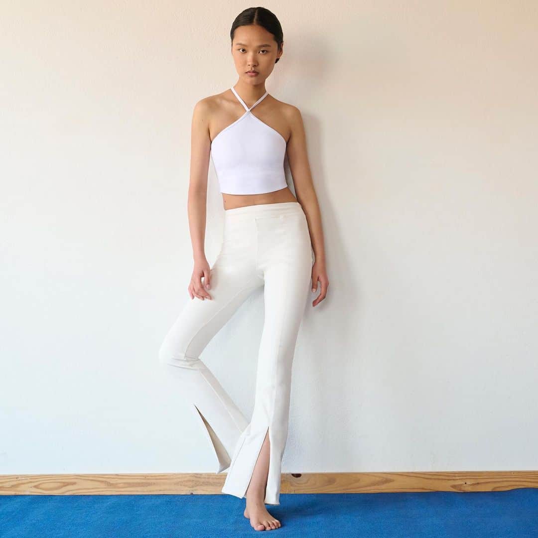 Bergdorf Goodmanさんのインスタグラム写真 - (Bergdorf GoodmanInstagram)「THE ACTIVE LIFESTYLE 💙 Discover chic performance pieces from @aloyoga and more at BG.com. Tap link-in-bio to shop.」5月30日 22時29分 - bergdorfs