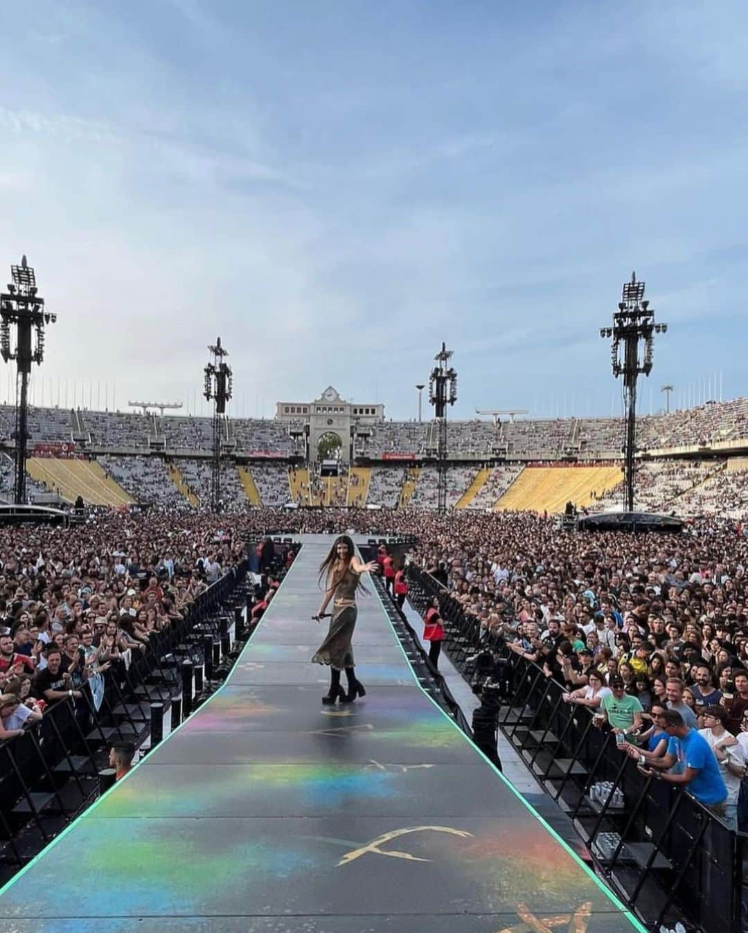 オリヴィア・パレルモさんのインスタグラム写真 - (オリヴィア・パレルモInstagram)「What a fabulous trip to Barcelona and seeing my bestie @onamafalda opening for @coldplay 💃🏻🪩💁🏼‍♀️✨❤️」5月30日 22時29分 - oliviapalermo