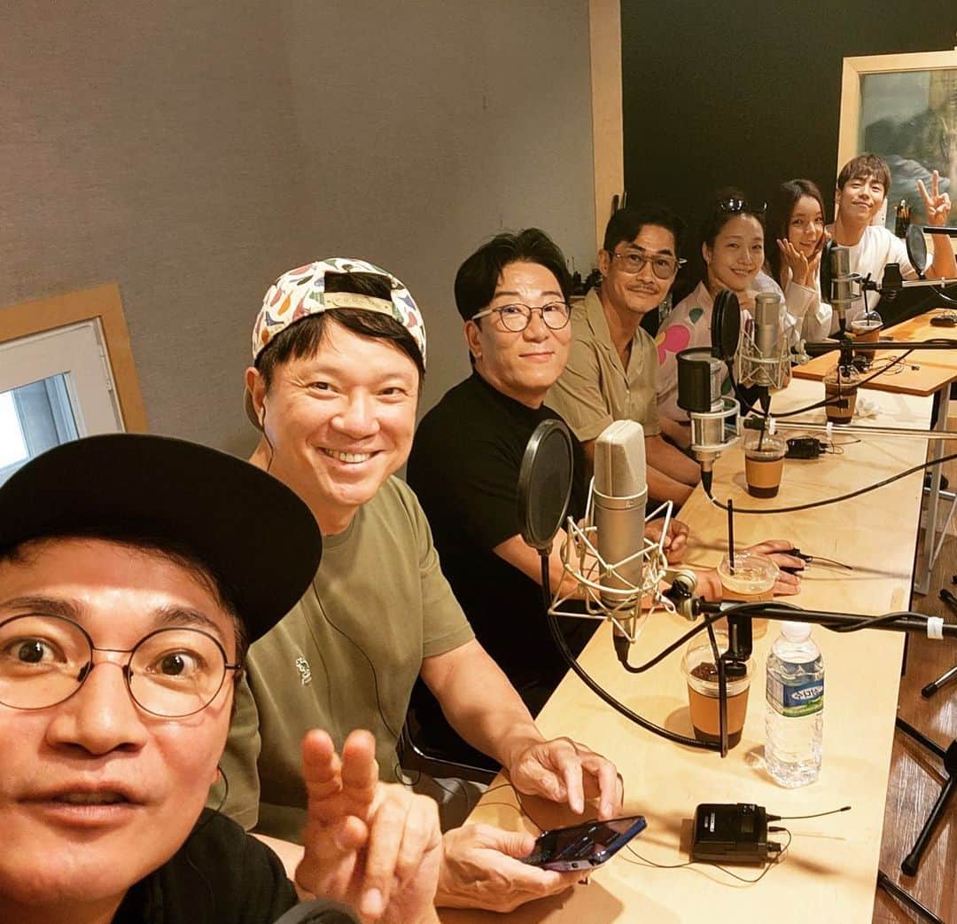 ペ・ジョンナムのインスタグラム：「오랜만에모인 영웅 완전체 😊👋🏼👋🏼👋🏼 다들 반가웠어유~🩷🩶🤍🩵 #영화영웅」