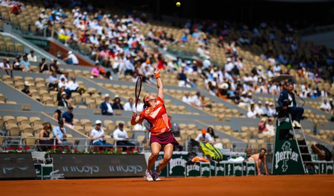 オンスジャブールのインスタグラム：「It’s dropshot Tuesday 😅 Paris, it feels good to be back 🙏🏼 Into the second round 🔥 #TeamOJ」