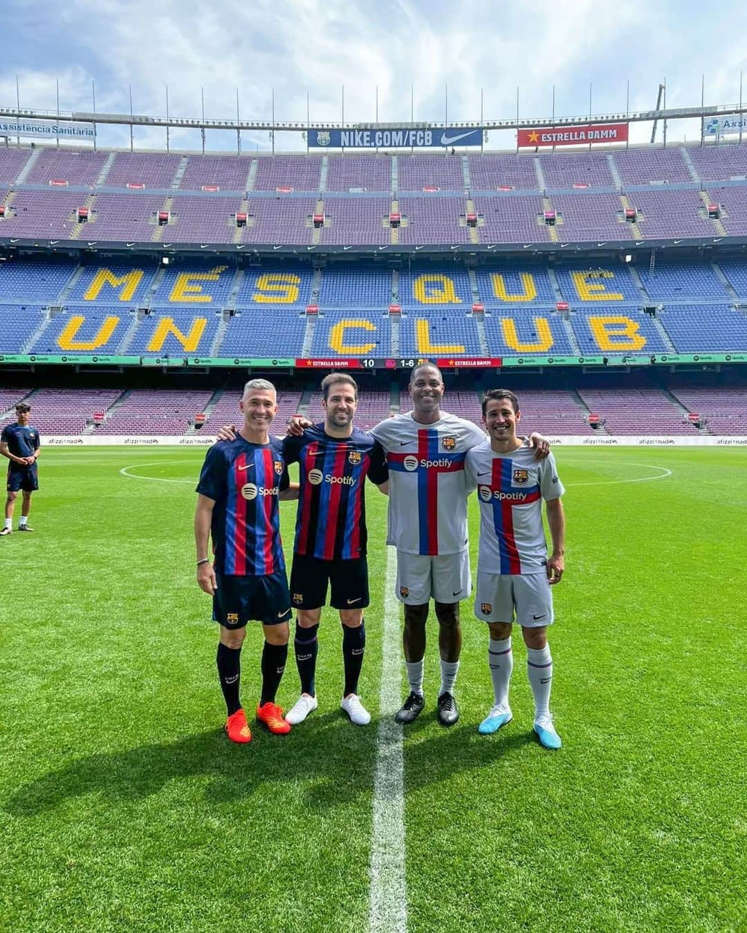 ボージャン・クルキッチのインスタグラム：「La millor manera d'acomiadar el Camp Nou. Des de la gespa, al costat bons amics i d'un ídol d'infància, @patrickkluivert9 🏟️✨ · La mejor forma de despedir el Camp Nou. Desde el césped, junto a buenos amigos y con un ídolo de infancia, @patrickkluivert9 🏟️✨ · The best way to say goodbye to Camp Nou. On the pitch, with good friends and a childhood idol, @patrickkluivert9 🏟️✨」