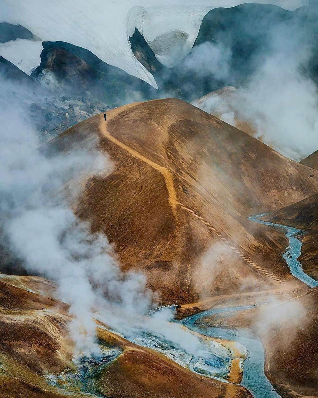 Discover Earthさんのインスタグラム写真 - (Discover EarthInstagram)「Kerlingarfjöll in Iceland stands as a captivating testament to the country's geothermal wonders. Its vibrant mountains, suspended glaciers, billowing steam plumes, and bubbling mud puddles create a spectacle that defies imagination 🔥   ☝🏼 Have you ever been there?   📍 Kerlingarfjöll, Iceland  🇮🇸 #DiscoverIceland with @christianals」5月31日 1時00分 - discoverearth