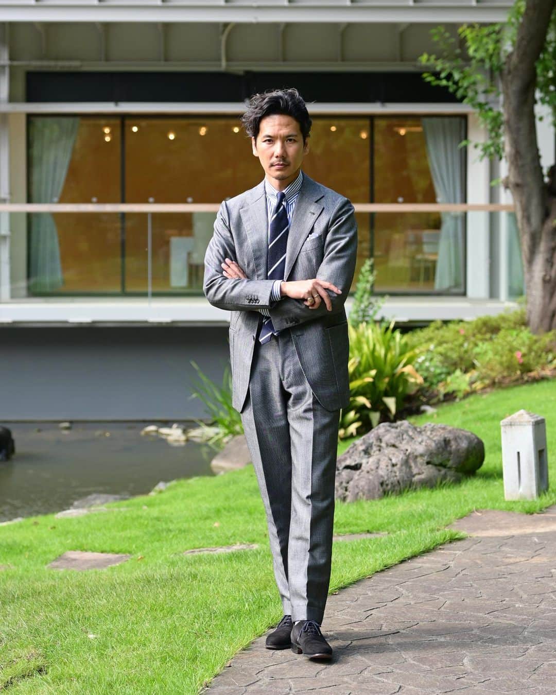 Shuhei Nishiguchiのインスタグラム：「"Classic as Usual"◀︎◀︎◀︎6pics ライトグレーのモヘアスーツで清涼感のあるスタイリングで。 しかし、今日は湿度が高すぎましたね。  【ITEM】 Suit： @alfonso.sirica  Shirt： @beams_f  Tie： @seaward_and_stearn  Pocket square： @simonnot_godard  Shoes： @churchs 80's Watch： @patekphilippe  Jewerly： @bunneyofficial   #beamsf #gentlemanstyle #classicmenswear #vintagewatch #suitstyle #mensweardaily #spezzatura #outfitmen」
