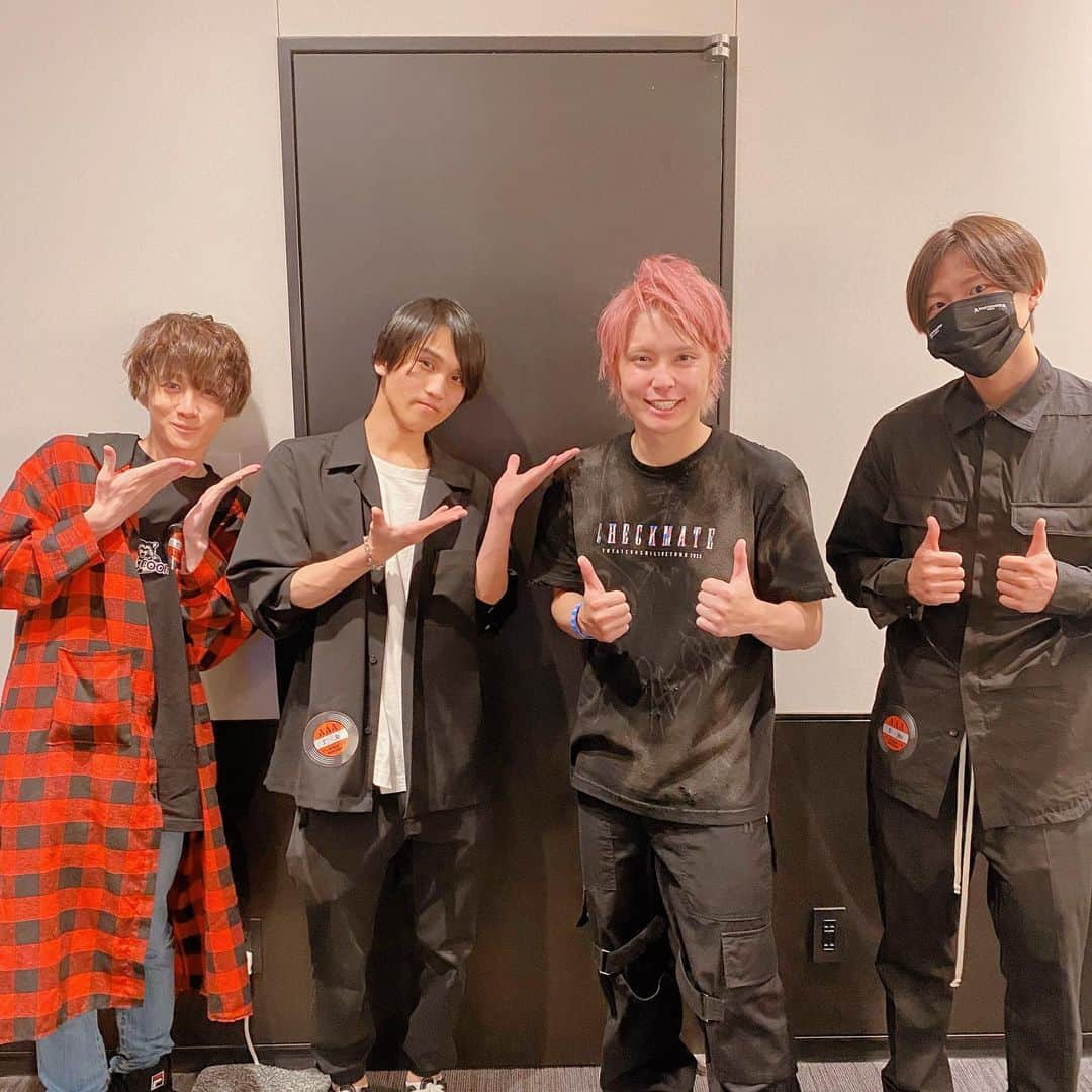 手越祐也さんのインスタグラム写真 - (手越祐也Instagram)「Zepp Yokohama2日目めちゃ最高だったー！！ 本当に最高すぎて声にならないー。 マジでライブするために生きてるって感じ。大袈裟じゃなく死ぬ時は絶対にステージの上で燃え尽きたい。 今日もアルバム「CHECKMATE」の制作チームやスペプラ手越チーム。そしてKEYTALKの仲良し、巨匠こと友将もきてくれて嬉しかったわ✌️  久しぶりに会った一緒に昔からステージを共にしてた仲間の新藤と森永と今村も駆けつけてくれて、こうやって昔から一緒だった仲間がたくさんソロになってからのライブを観にきてくれるのは本当に嬉しい。 昔から周りの関わってくれる人を大切にしてきて、こうやって温かい仲間がたくさんいるのは幸せだよ。  明日はいよいよツアーファイナル。 今あるすべてのものを明日もぶつけるので会場に来るみんなも配信で見てくれるみんなも生でコメント見れるから気合い入れてきてね😏  #手越祐也  #yuyategoshi  #寺中友将  #テイッ  #てごにゃん  #ライブしか勝たん  #ライブが生きがい」5月30日 22時46分 - yuya.tegoshi1054