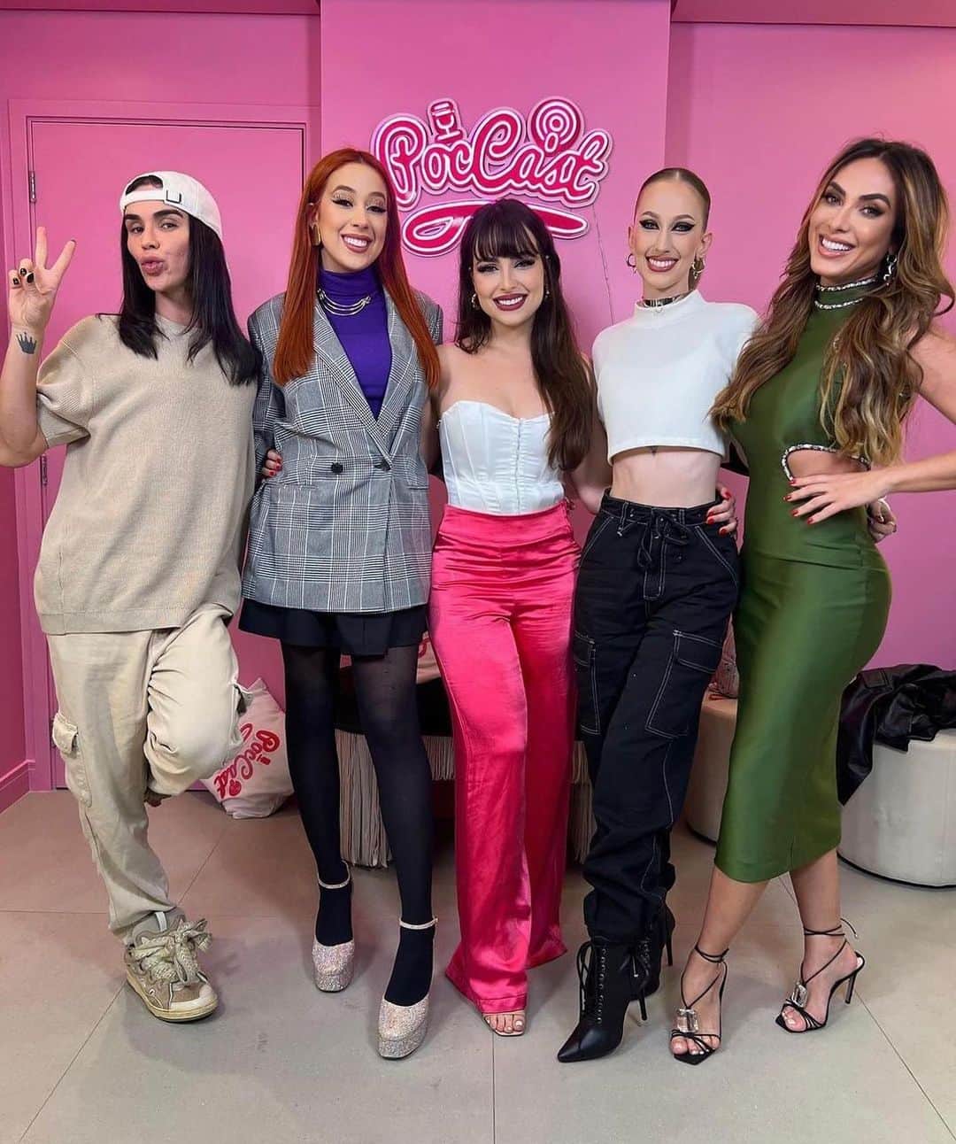 Nicole Bahlsのインスタグラム：「Ontem foi dia de apresentar o @poccast com meu amigo @rafaeluccman … Não teve jeito, foi risada do início ao fim 🙈😂❤️  Amei conhecer vocês meninas @camilapudim @renatasantti @jessicacardoso 😍  Stylist @paulozelenka  Look @boudoircollection」
