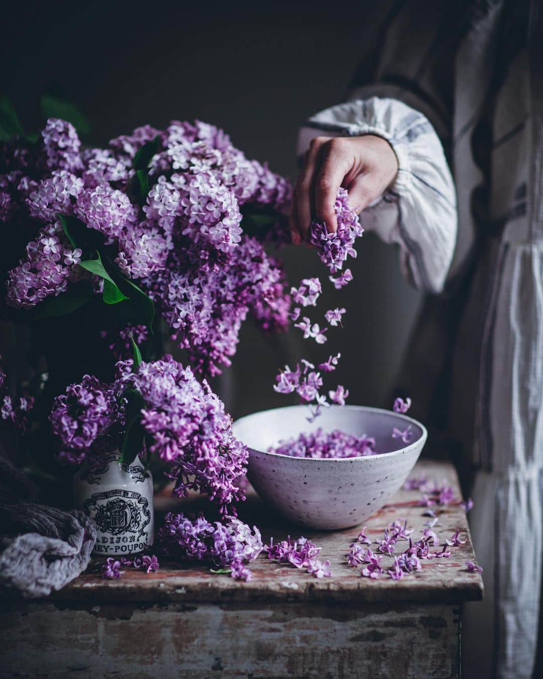 Linda Lomelinoさんのインスタグラム写真 - (Linda LomelinoInstagram)「Lilac season is almost over in the south of Sweden 🥲💜 Have you tried any lilac recipes this year?   #lilac #lilacsyrup #lilacsugar #lilacrecipe #edibleflowers」5月30日 22時48分 - linda_lomelino