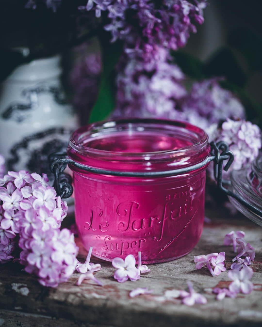 Linda Lomelinoさんのインスタグラム写真 - (Linda LomelinoInstagram)「Lilac season is almost over in the south of Sweden 🥲💜 Have you tried any lilac recipes this year?   #lilac #lilacsyrup #lilacsugar #lilacrecipe #edibleflowers」5月30日 22時48分 - linda_lomelino
