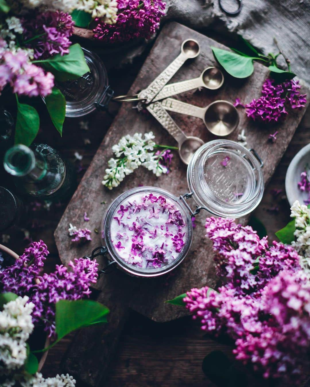 Linda Lomelinoさんのインスタグラム写真 - (Linda LomelinoInstagram)「Lilac season is almost over in the south of Sweden 🥲💜 Have you tried any lilac recipes this year?   #lilac #lilacsyrup #lilacsugar #lilacrecipe #edibleflowers」5月30日 22時48分 - linda_lomelino