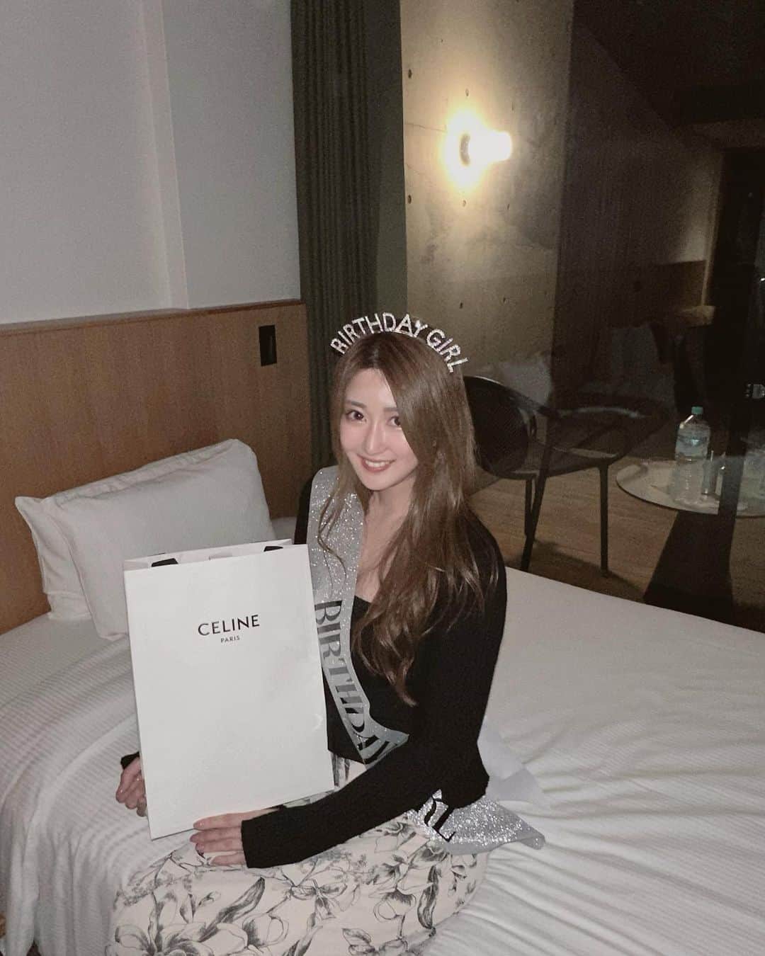のインスタグラム：「. . . 大好きな佳穂からのお祝い🥂😭❤️ . サプライズだらけでした🥲 欲しいものを言葉にしてなくても 伝わってたんすごすぎる… 普段嘘ついたらすぐバレるし なんでもお見通しみたい😆 . 佳穂いつもありがとう大好き😭💕 . #mybirthday #myhappiness #birthday #birthdayparty」