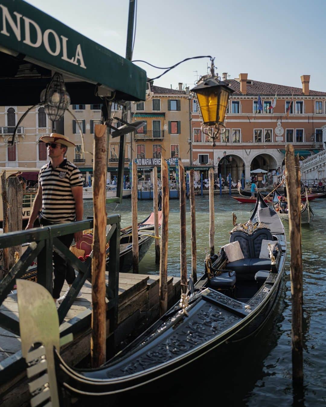 ライカさんのインスタグラム写真 - (ライカInstagram)「Somewhere in Italy...  Moments in Europe with the Leica Q2, @byishbelle with her Leica EDC camera take you for a trip to Venice.  Is your Leica a part of the stuff you carry around everyday? Share with #LeicaEDC  #LeicaCamera #Leica #🔴📷」5月30日 23時00分 - leica_camera