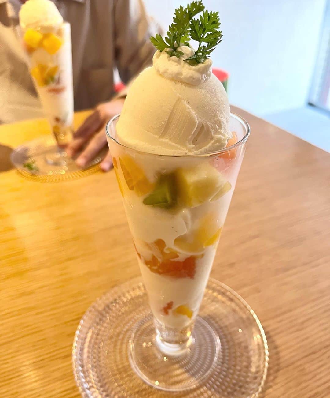 のインスタグラム：「カフェ行きたいねって言って 歩いてて見つけた @fruits.planet  フルーツパフェ屋さん🍨  新鮮なフルーツの美味しさを 際立ててくれるアイス このフルーツとアイスの 絶妙なバランスが たまらん…！  パフェが とにかく大好きなのです❤️ とにかく大好きなのです❤️  #福岡カフェ  #パフェ #フルーツパフェ　 #甘スタグラム」