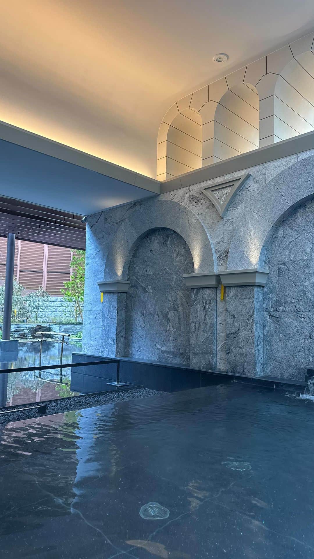 THE WESTIN KYOTO ウェスティン都ホテル京都のインスタグラム：「SPA「華頂」  自然光が明るく差し込む朝風呂は特別に気持ちがよく、 少し熱めの半露天風呂は目覚めに最適です。    The morning bath with bright natural light is exceptionally pleasant, The slightly hot half-open-air bath is perfect for waking up.    #温泉　#SPA　#京都けあげ温泉 #京都 #京都旅行　#京都観光　#スパ　#ホテルステイ #ウェスティン都ホテル京都 #onsen #hotsprings  #kyototrip #travelkyoto #wellness #naturalhotsprings  #kyotojapan　#marriottbonvoy #ウェスティン都ホテル京都 #westinmiyakokyoto」