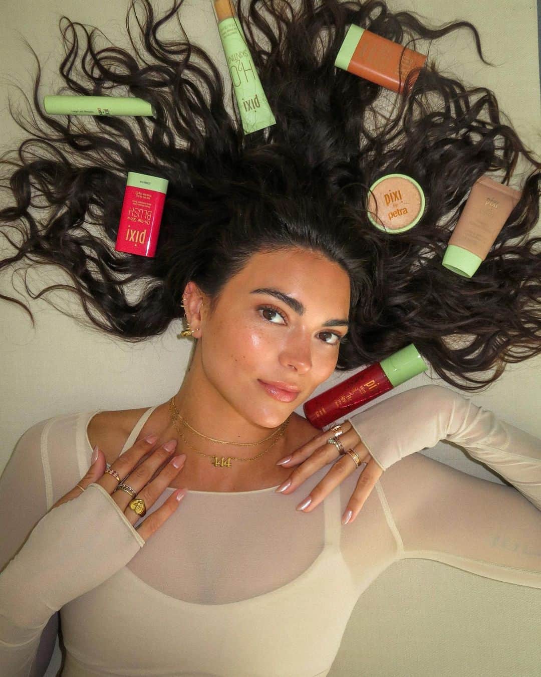 キラ・サントーロのインスタグラム：「Me for @pixibeauty 💖🍀✨⚡️  @modelistemagazine @nikkibeachportoheli  #modearoundtheglobe #pixiontheglow #nikkibeachportoheli」