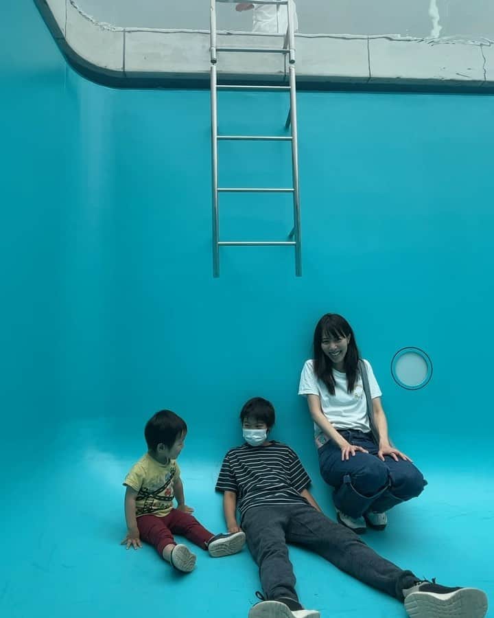 草野絵美のインスタグラム：「Kids alright 👶🏻👦🏻🍀 週末金沢💛 #21世紀美術館 を堪能して、 駆け込みで #ポケモン工芸展 すごくよかった🥹  Had a fantastic weekend exploring an exhibit where Pokémon meets traditional craftsmanship!  The genius in recreating Pokémon's essence using time-honored techniques was awe-inspiring. It's on in Kanazawa until month's end, and whispers say it's LA-bound next from July…  #金沢 #週末子連れ #kanazawa」