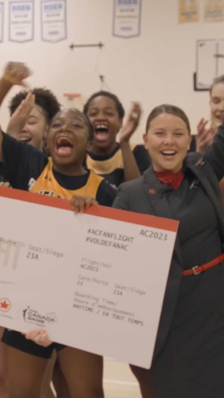 AIR CANADAのインスタグラム：「When the @WNBA comes to Canada for the first time ever, a special #ACFanFlight is in order! We invited the girls basketball team from Dalbé-Viau High School in Lachine, Quebec to fly to Toronto and witness history in the making.  As a proud sponsor of the WNBA Canada game and an enthusiastic supporter of girls everywhere, we’re thrilled to give the next generation of sports heroes a chance to see athletic excellence in action.」