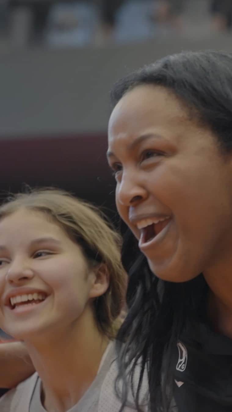 AIR CANADAのインスタグラム：「Lorsque la @WNBA débarque au Canada pour la première fois, un #VolDeFanAC est de mise! Nous avons invité l’équipe féminine de basketball de l’école secondaire Dalbé-Viau, à Lachine au Québec, à s’envoler pour Toronto afin d’assister à un moment historique.  En tant que fière commanditaire du match de la WNBA au Canada, et fervente partisane des filles de partout, c’est avec enthousiasme qu’Air Canada offre aux héroïnes du sport de demain l’occasion d’être témoins de l’excellence sportive.」